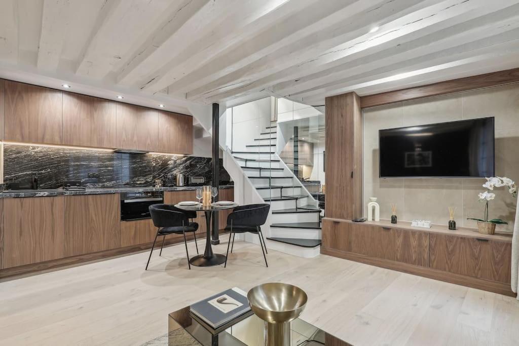 Duplex Parisien Pres Du Louvre Apartment Exterior photo